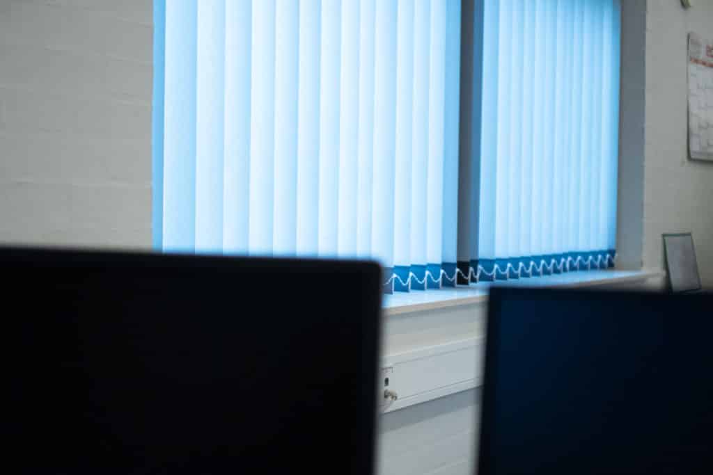 et billede af gardiner på et kontor med computerskærme